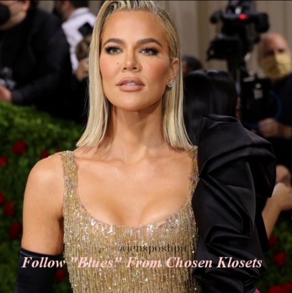 11/1 - Sat - Kardashian Share Group - Picture 4 of 16